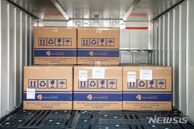 [서울=뉴시스] 조수정 기자 = 14일 인천공항 화물터미널에서 미국으로 수출하는 한국형 신종 코로나 바이러스 감염증(코로나19) 진단키트를 관계자들이 이송하고 있다. (사진=외교부 제공) 2020.04.14. photo@newsis.com