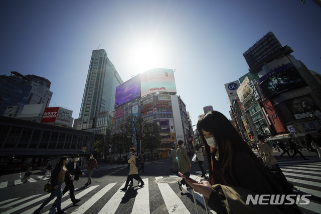 [도쿄=AP/뉴시스]지난 14일 일본 도쿄 시누야 거리가 한산하다. 아베 신조 일본 총리는 지난 7일 신종 코로나바이러스 감염증(코로나19) 확산을 막기 위해 도쿄 등 7개 지역에 긴급사태 선언을 발령하고 외출 자제를 호소했다. 2020.04.16. 