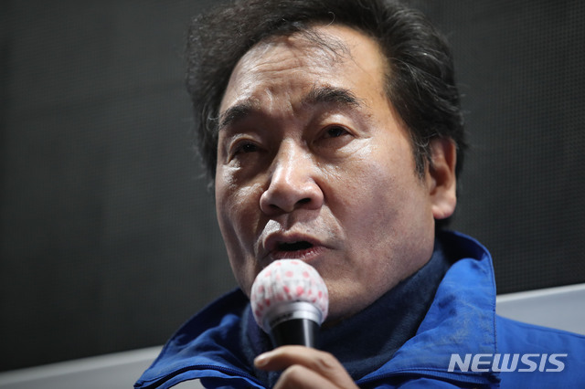 [서울=뉴시스] 김진아 기자 = 제21대 국회의원선거 서울 종로에 출마하는 더불어민주당 이낙연 후보가 14일 서울 종로구 동묘앞역 인근에서 유세를 하고 있다. 2020.04.14.&nbsp; bluesoda@newsis.com