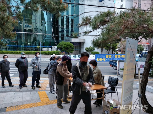 [통영=뉴시스]신정철 기자= 21대 총선 경남 통영시·고성군 국회의원 선거구 투표가 15일 오전 6시부터 총 73개 투표소에서 순조롭게 개시됐다. 이날 통영시 정량동주민센터에 마련된 정량1투표소에는 오전 6시께 코로나19의 영향으로 유권자들이 마스크를 착용하고 1m 거리두기를 하면서 투표소에 입실하고 있다. 2020.04.15.   sin@newsis.com