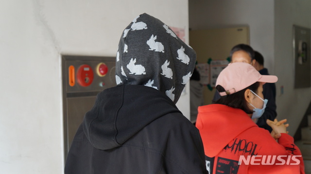 [울산=뉴시스] 구미현 기자 = 제21대 국회의원 선거일인 15일 울산 남구 신정2동 문수로아이파크 1단지 내 제5투표소에서 고3 유권자들이 생애 첫 투표를 하기 위해 줄서서 기다리고 있다. 2020.04.15. gorgeouskoo@newsis.com