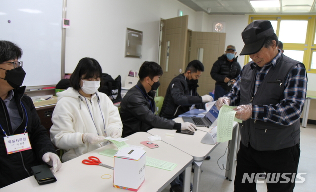 육지속 섬마을 주민도 '산넘고 물건너' 소중한 한표