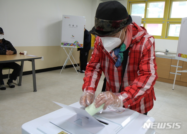 【화천=뉴시스】한윤식 기자 = 제21대 국회의원 투표일인 15일 오전 육지속의 섬마을로 불리우는 강원 화천 파로호 동촌마을 주민들이 강원 화천읍 풍산초등학교에 마련된 화천읍 제3투표소에서 소중한 한표의 주권을 행사하고 있다. 2020.04.15. ysh@newsis.com