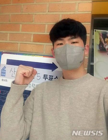 [청주=뉴시스] 인진연 기자 = 21대 국회의원 선거에서 처음 투표에 나선 충북 청주 운호고 정지명(3년) 학생이 15일 청주 샛별초등학교 투표소에서 소중한 한 표를 행사한 뒤 인증샷을 찍고 있다. (사진=정지명 학생 제공) 2020.04.15photo@newsis.com