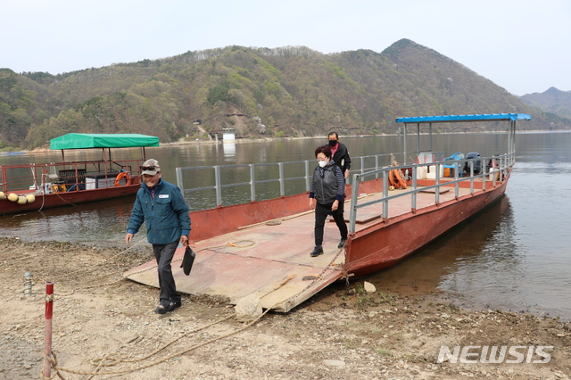 [옥천=뉴시스] 임선우 기자 = '육지 속 섬'으로 알려진 충북 옥천군 옥천읍 오대리의 주민들이 투표소로 가기 위해 배에서 내리고 있다. 2020.04.15. photo@newsis.com