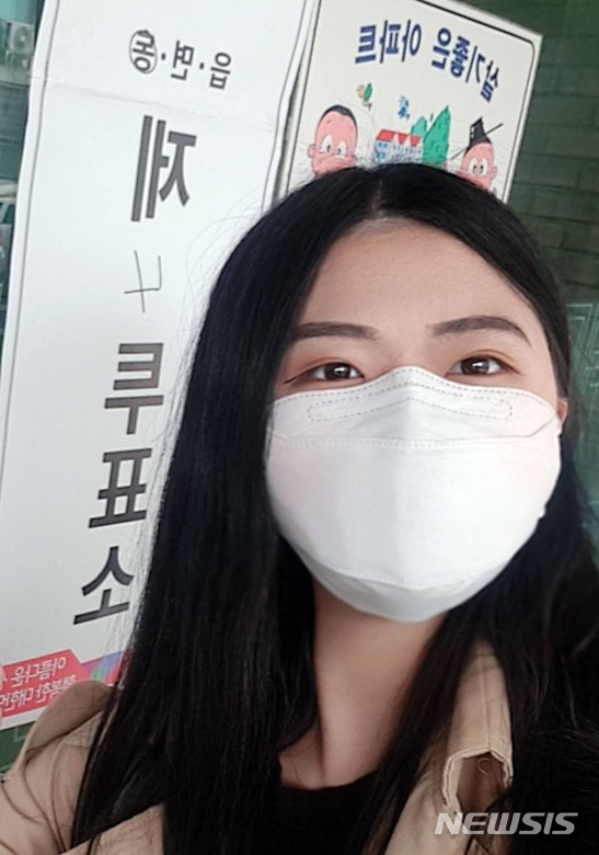 [청주=뉴시스] 인진연 기자 = 21대 국회의원 선거에서 처음 투표에 나선 한국교원대학교 부설 고등학교 오찬희(3년) 학생이 15일 청주 가경동의 한 아파트 관리사무소에 설치된 투표소에서 소중한 한 표를 행사한 뒤 인증샷을 찍고 있다. (사진=오찬희 학생 제공) 2020.04.15photo@newsis.com 