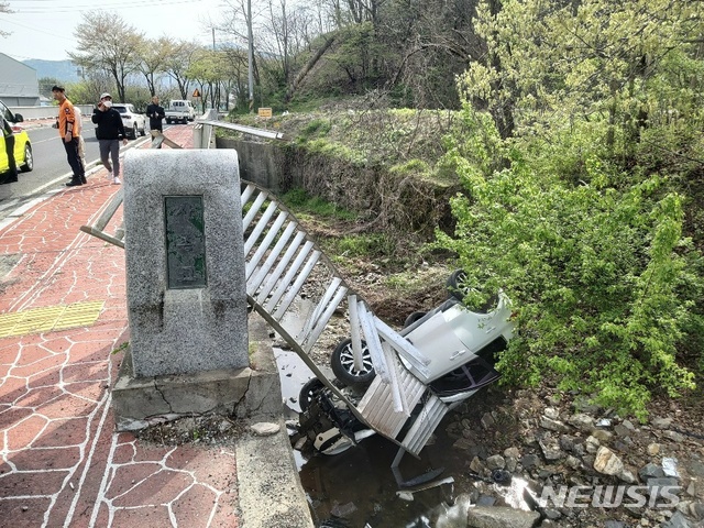 [울산=뉴시스] 구미현 기자 = 15일 오전 울산시 울주군 삼동면 사촌교 위를 지나던 스포티지 차량이 교량 아래로 추락하는 사고가 발생했다. 2020.4.15. (사진=울산소방본부 제공)photo@newsis.com