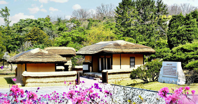 [서울=뉴시스] 15일 북한 노동당 기관지 노동신문은 1면에 김일성 주석의 생전 업적을 조명하는 기사와 함께 김 주석의 생가인 만경대 고향집 사진을 실었다. 2020.04.15. (사진=노동신문 캡처) photo@newsis.com