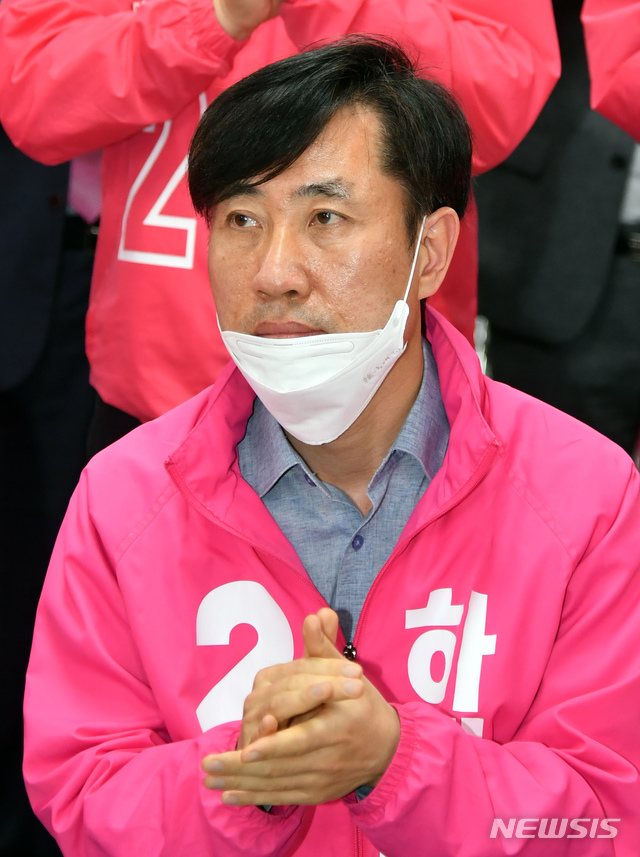 [부산=뉴시스] 하경민 기자 = 제21대 국회의원 선거일인 15일 오후 부산 수영구 미래통합당 부산시당에서 해운대구갑 하태경 후보가 방송사 출구조사 결과가 발표되자 박수치고 있다. 2020.04.15.&nbsp; yulnetphoto@newsis.com 