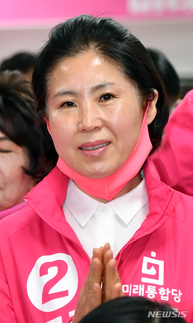 [부산=뉴시스] 하경민 기자 = 제21대 국회의원 선거일인 15일 오후 부산 수영구 미래통합당 부산시당에서 해운대구을 김미애 후보가 방송사 출구조사 결과가 발표되자 박수치고 있다. 2020.04.16. yulnetphoto@newsis.com