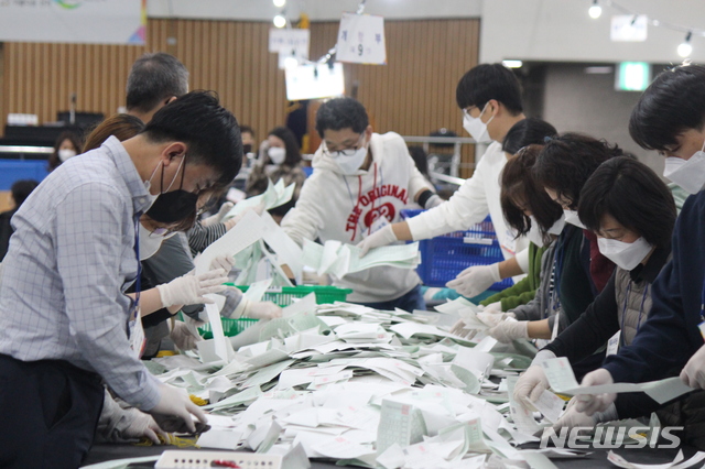 [대구=뉴시스]] 이지연 기자 = 15일 오후7시 대구 수성구 만촌실내롤러스케이트장에 마련된 개표소에서 한 개표사무원들이 개표 용지를 분류하고 있다. 2020. 04.15. ljy@newsis.com