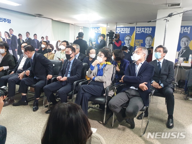 [서울=뉴시스]김남희 기자 = 15일 서울 여의도 당사에서 제21대 총선 출구조사 결과를 보기 위해 모인 열린민주당 인사들. 2020.04.15. nam@newsis.com