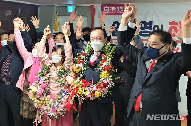 [제천=뉴시스]이병찬 기자 = 제21대 총선에서 당선한 충북 제천·단양 미래통합당 엄태영 당선인이 15일 제천 시내 선거캠프에서 지자들과 환호하고 있다.2020.04.15.bclee@newsis.com