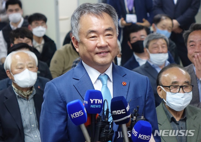 [제주=뉴시스]배상철 기자 = 4·15총선에서 제주시 갑 선거구에 출마한 더불어민주당 송재호 후보의 당선이 확실시 된 가운데 인터뷰를 하고 있다. 2020.04.15. bsc@newsis.com