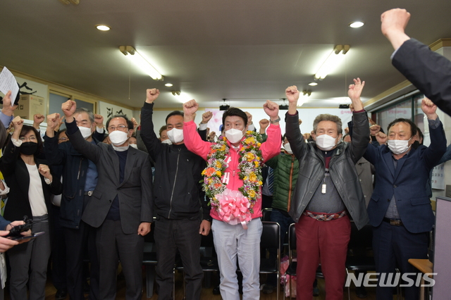 [대구=뉴시스]김정화 기자 = 유승민 의원의 지역구에서 최측근인 미래통합당 강대식 대구 동구을 후보가 21대 국회의원에 당선이 확실시 됐다. (사진 = 미래통합당 강대식 대구 동구을 선거사무소 제공) 2020.04.15. photo@newsis.com