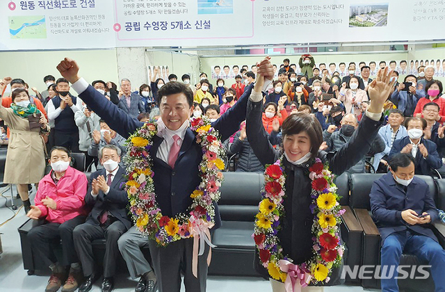 [양산=뉴시스] 안지율 기자 = 제21대 국회의원 선거에서 경남 양산갑 미래통합당 윤영석 후보가 당선이 확실되자 부인과 함께 캠프 관계자와 지지자들에게 감사의 인사를 하고 있다.(사진=윤영석 당선인 사무실 제공) 2020.04.15. photo@newsis.com