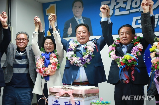 [당진=뉴시스] 더불어민주당 어기구 후보가 당선이 확실시되자 부인, 지지자들과 함께 환호하고 있다. 2020.04.15