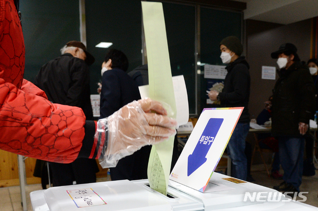 [전주=뉴시스] 김얼 기자 = 제21대 국회의원 선거가 시작된 15일 전북 전주시 전주남중학교에 마련된 평화1동 제2투표소에서 유권자들이 투표를 하고 있다. 2020.04.15. pmkeul@newsis.com