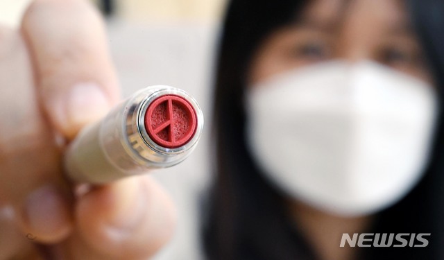 [서울=뉴시스] 전진환 기자 = 제21대 국회의원 선거를 하루 앞둔 14일 오후 청운효자동 제1투표소가 설치된 서울 종로구 청운초등학교 강당에서 투표사무원이 기표도장을 들어보이고 있다. 2020.04.15.&nbsp; photo@newsis.com