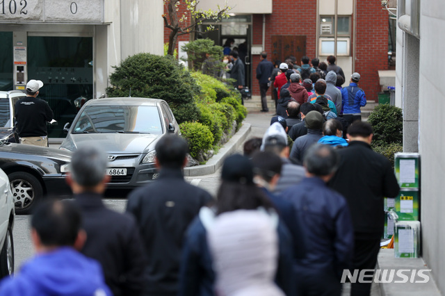 [서울=뉴시스]전신 기자 = 제21대 국회의원선거일인 15일 서울 노원구 상계1동 제7투표소에서 유권자들이 투표를 위해 길게 줄지어 서 있다. 2020.04.15.&nbsp; photo1006@newsis.com