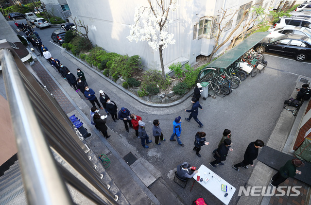 [서울=뉴시스]전신 기자 = 제21대 국회의원선거일인 15일 서울 노원구 상계1동 제7투표소에서 유권자들이 투표를 위해 길게 줄지어 서 있다. 2020.04.15.&nbsp; photo1006@newsis.com