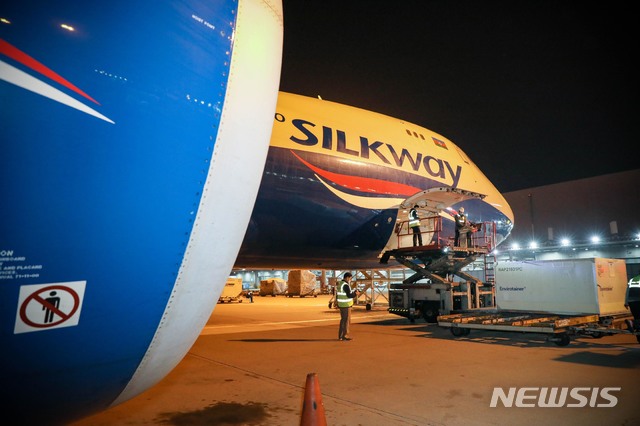 [서울=뉴시스] 인천공항 화물터미널에서 신종 코로나바이러스 감염증(코로나19) 진단키트를 미국에 수출하기 위해 관계자들이 화물을 적재하고 있다. (사진=외교부 제공)  2020.04.15. photo@newsis.com