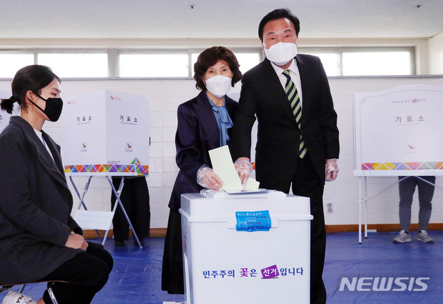 [서울=뉴시스] 장세영 기자 = 손학규 민생당 상임선대위원장이 15일 서울 종로구 하비에르국제학교 체육관 평창동 제3투표소에서 부인 이윤영 씨와 함께 제21대 국회의원선거 투표를 하고 있다. 2020.04.15.&nbsp; photothink@newsis.com