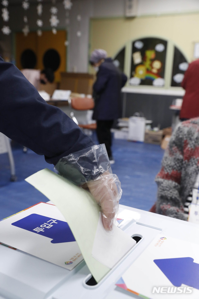 [서울=뉴시스] 박민석 기자 = 제21대 국회의원 총선거 당일인 15일 오전 마장동제1투표소인 서울 성동구 마장어린이집 실내놀이실에서 한 시민이 투표함에 투표지를 넣고 있다. 2020.04.15. mspark@newsis.com