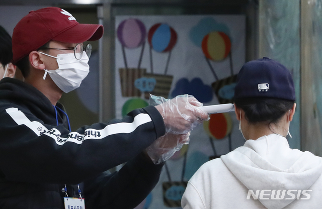 [서울=뉴시스] 박민석 기자 = 제21대 국회의원 선거일인 15일 오전 마장동제1투표소인 서울 성동구 마장어린이집에서 투표소 관계자가 발열체크를 하고 있다. 2020.04.15.&nbsp; mspark@newsis.com 