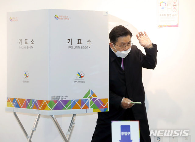 [서울=뉴시스] 고승민 기자 = 제21대 국회의원 선거에 출마하는 황교안 미래통합당 종로구 후보가 선거일인 15일 서울 종로구 혜화동 제3투표소에서 투표를 하고 있다. 2020.04.15. kkssmm99@newsis.com