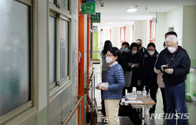 [인천=뉴시스] 이종철 기자 = 제21대 국회의원선거 투표일인 15일 오전 인천시 연수구 송도1동 제4투표소인 신송초등학교에서 유권자들이 투표를 기다리고 있다. 2020.04.15.&nbsp;&nbsp; jc4321@newsis.com