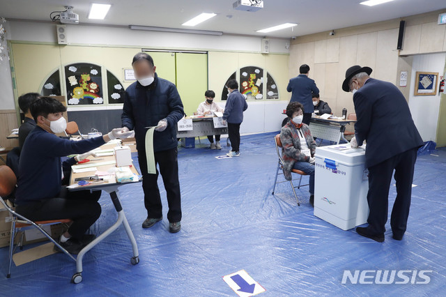 [서울=뉴시스] 박민석 기자 = 제21대 국회의원 총선거 당일인 지난 15일 오전 마장동제1투표소인 서울 성동구 마장어린이집 실내놀이실에서 시민들이 투표를 하기 위해 안내를 받고 있다. 2020.04.15. mspark@newsis.com