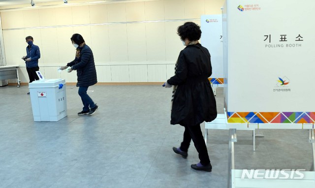 [광주=뉴시스] 류형근 기자 = 제21대 국회의원 선거인 15일 오전 광주 남구 봉선2동 제2투표소에서 유권자들이 소중한 한표를 행사하고 있다. 2020.04.15. hgryu77@newsis.com