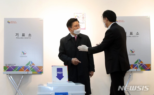 [서울=뉴시스]고승민 기자 = 제21대 국회의원선거 서울 종로에 출마한 미래통합당 황교안 후보가 15일 서울 종로구 동성고등학교에 설치된 혜화동 제3투표소에서 기표소 가림막이 없다며 투표관리관에게 항의하고 있다. 2020.04.15.&nbsp; photo@newsis.com