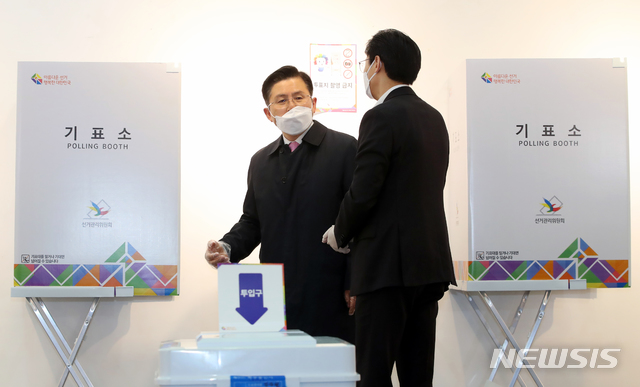 [서울=뉴시스]고승민 기자 = 제21대 국회의원선거 서울 종로에 출마한 미래통합당 황교안 후보가 15일 서울 종로구 동성고등학교에 설치된 혜화동 제3투표소에서 기표소 가림막이 없다며 투표관리관에게 항의하고 있다. 2020.04.15. photo@newsis.com