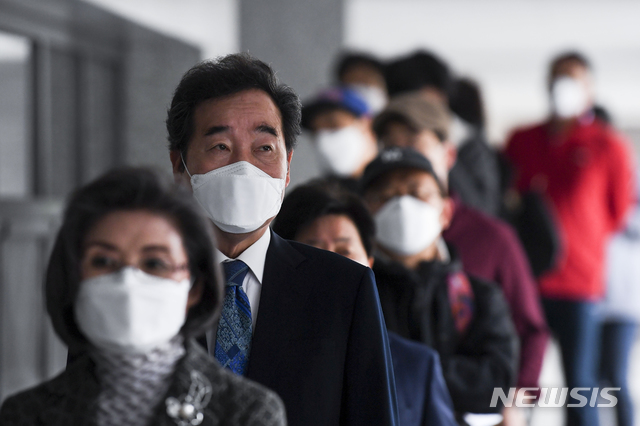 [서울=뉴시스] 김진아 기자 = 제21대 국회의원선거 서울 종로에 출마하는 더불어민주당 이낙연 후보와 부인 김숙희 씨가 15일 서울 종로구 교남동 제3투표소에서 투표를 위해 줄 서 있다. 2020.04.15. bluesoda@newsis.com