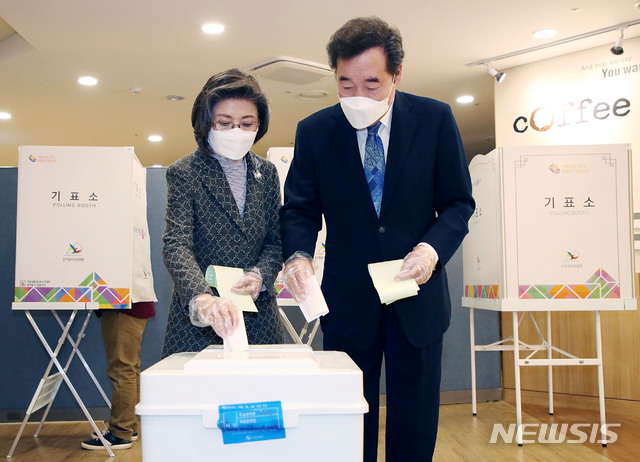 [서울=뉴시스] 김진아 기자 = 제21대 국회의원선거 서울 종로에 출마하는 더불어민주당 이낙연 후보와 부인 김숙희 씨가 15일 서울 종로구 교남동 제3투표소에서 투표하고 있다. 2020.04.15.&nbsp; bluesoda@newsis.com