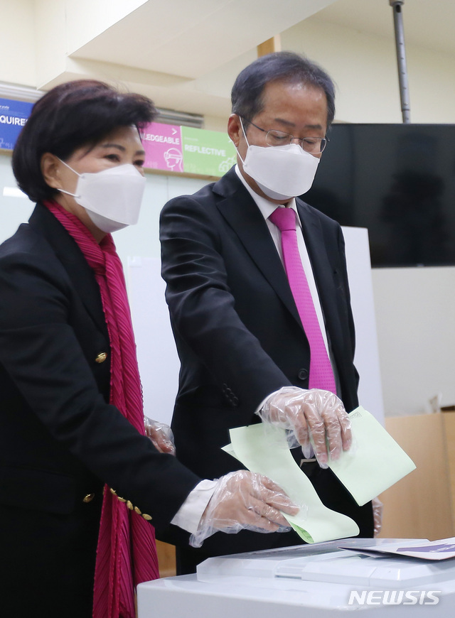 [대구=뉴시스] 이무열 기자 = 제21대 국회의원선거 대구 수성구을에 출마한 홍준표 무소속 후보와 부인인 이순삼 씨가 15일 오전 대구 수성구 중앙중학교 투표소에서 투표를 하고 있다. 2020.04.15.lmy@newsis.com