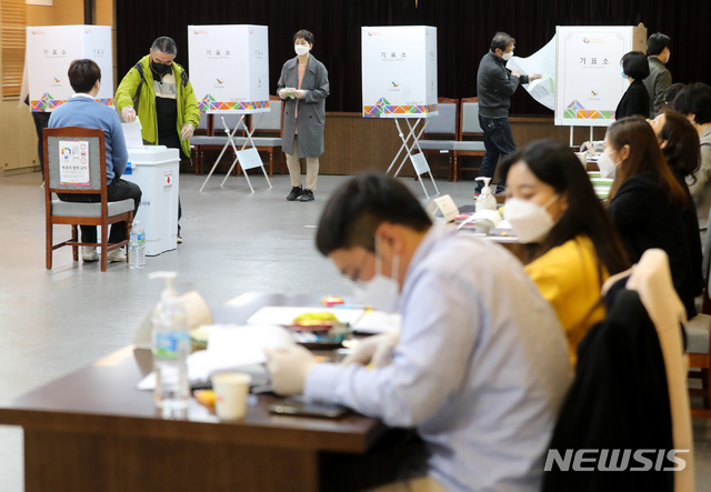 [제주=뉴시스]우장호 기자 = 제21대 국회의원 선거일인 15일 오전 제주도의회 의원회관 1층에 마련된 연동 제1투표소에서 유권자들의 투표가 이어지고 있다. 2020.04.15. woo1223@newsis.com