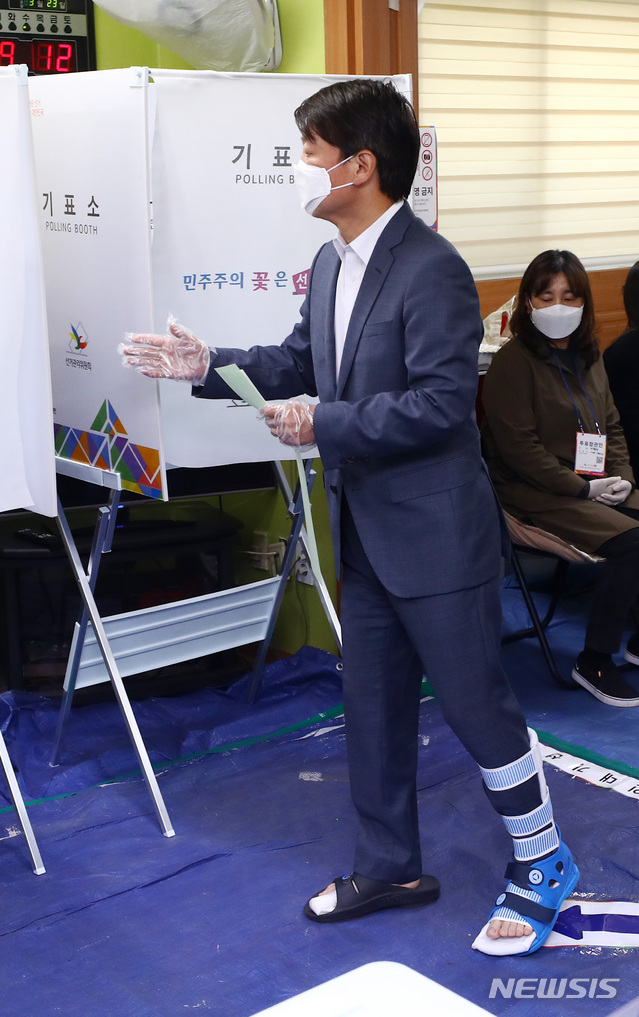 [서울=뉴시스]전신 기자 = 안철수 국민의당 대표가 15일 서울 노원구 상계1동 제7투표소에서 투표를 하고 있다. 2020.04.15.&nbsp; photo1006@newsis.com