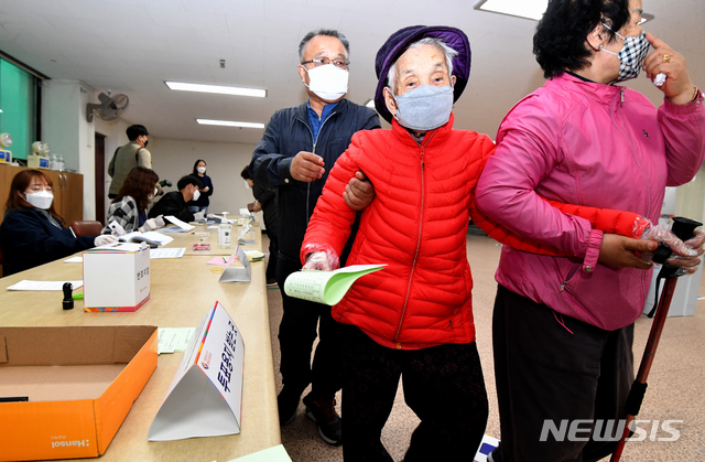 [광주=뉴시스] 신대희 기자 = 제21대 국회의원 선거 당일인 15일 오전 광주 북구 문흥동 박명순(116·가운데)씨가 큰 며느리의 손을 잡고 문흥1동 제1투표소에서 투표를 하고 있다. 2020.04.15. sdhdream@newsis.com