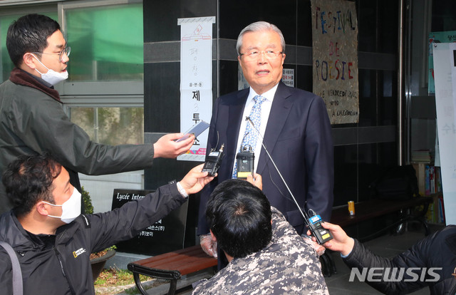 [서울=뉴시스] 장세영 기자 = 김종인 미래통합당 총괄선대위원장이 15일 서울 종로구 하비에르국제학교 체육관 평창동 제3투표소에서 제21대 국회의원선거 투표를 끝내고 취재진의 질문에 답하고 있다. 2020.04.15.&nbsp; photothink@newsis.com