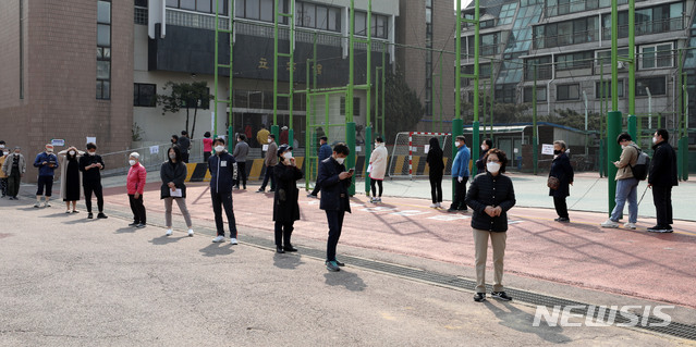 [서울=뉴시스]박주성 기자 = 제21대 국회의원선거 당일인 15일 오전 서울 동작구 강남초등학교 체육관에 마련된 투표소에 유권자들이 투표를 하기 위해 줄을 서고 있다. 2020.04.15.&nbsp; park7691@newsis.com