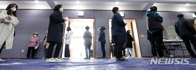 [서울=뉴시스]박주성 기자 = 제21대 국회의원선거 당일인 15일 오전 서울 동작구 강남초등학교 체육관에 마련된 투표소에 유권자들이 투표를 하기 위해 줄을 서고 있다. 2020.04.15. park7691@newsis.com