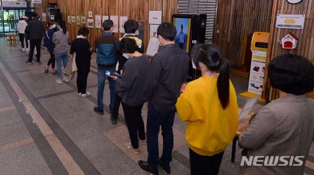 [광주=뉴시스]변재훈 기자 = 제21대 국회의원 선거일인 15일 오전 광주 서구 금호2동 제5투표소(서구문화센터)에서 유권자들이 간격을 유지하며 줄을 서고 있다. 2020.04.15.wisdom21@newsis.com