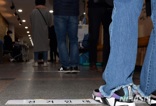 [광주=뉴시스]변재훈 기자 = 제21대 국회의원 선거일인 15일 오전 광주 서구 금호2동 제5투표소(서구문화센터)에서 유권자들이 투표에 앞서 '사회적 거리두기'를 실천하며 줄을 서고 있다. 2020.04.15.wisdom21@newsis.com