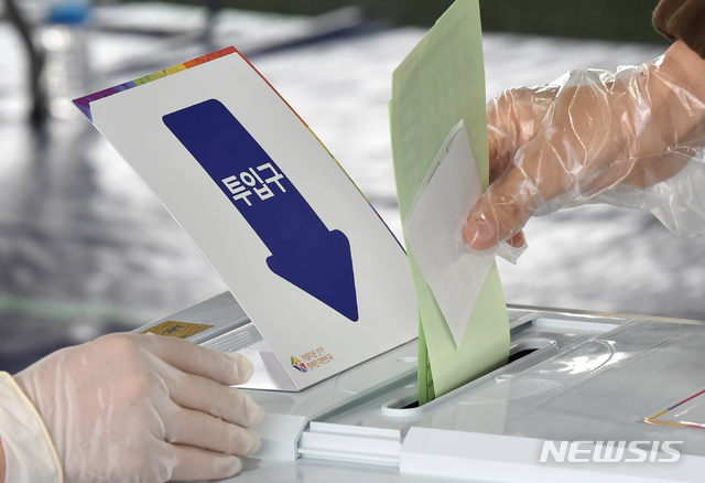 [수원=뉴시스] 김종택 기자 = 제21대 국회의원선거 투표일인 15일 경기 수원시 권선구 세류동 게이트볼장에 마련된 투표소에서 유권자들이 투표를 하고 있다. 2020.04.15.semail3778@naver.com