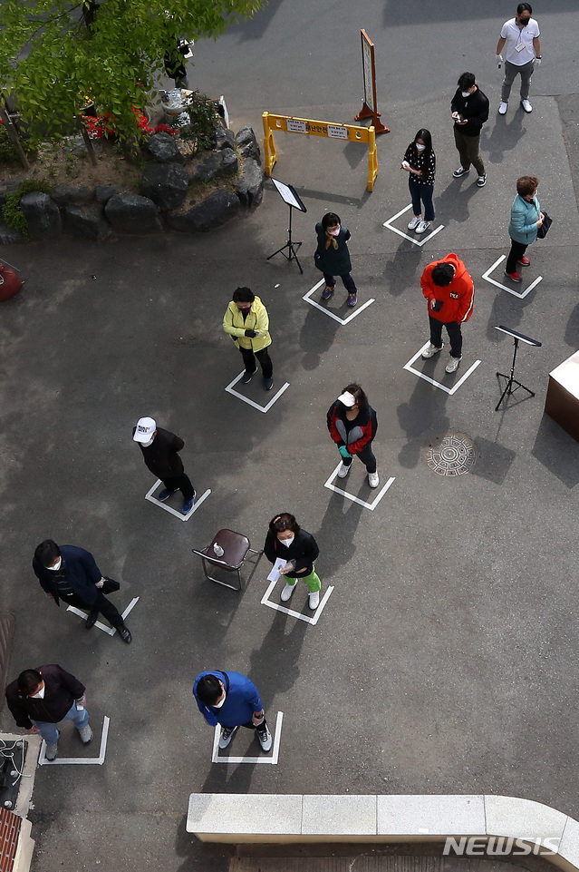 [대구=뉴시스] 이무열 기자 = 제21대 국회의원 선거가 진행됐던 지난 15일 대구의 한투표소에서 유권자들이 사회적 거리 두기 수칙을 지키며 투표 순서를 기다리고 있다. 2020.04.15. lmy@newsis.com