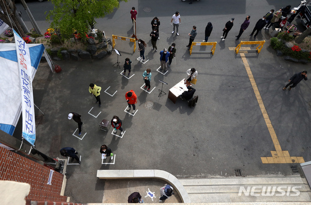 [대구=뉴시스] 이무열 기자 = 제21대 국회의원 선거일인 15일 오전 대구 수성구 지산2동 행정복지센터에 마련된 제1투표소에서 유권자들이 신종 코로나바이러스 감염증(코로나19)예방을 위한 사회적 거리 두기 수칙을 지키며 투표 순서를 기다리고 있다. 2020.04.15.&nbsp;&nbsp; lmy@newsis.com