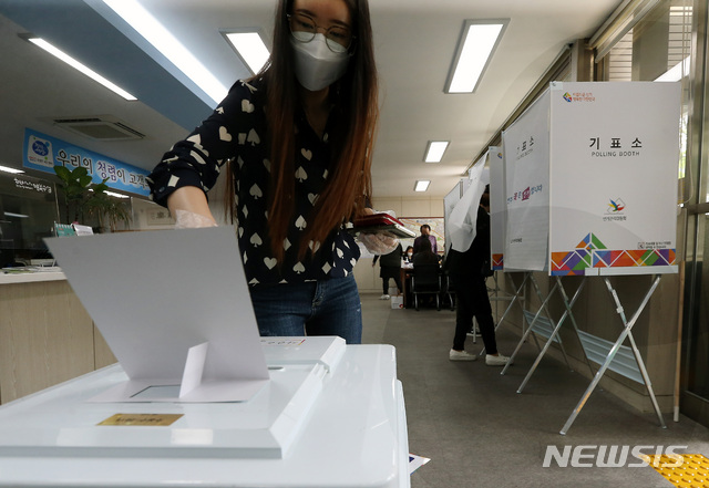 [대구=뉴시스] 이무열 기자 = 제21대 국회의원 선거일인 15일 오전 대구 수성구 지산2동 행정복지센터에 마련된 제1투표소에서 유권자들의 투표가 이어지고 있다. 2020.04.15.lmy@newsis.com